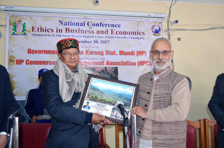 Dr. Kamal Kant, Principal felicitating Sh. JL Negi, CGM RBI and Banking
Ombudsman (HP, Punjab and Chandigarh) at the Inaugural Session